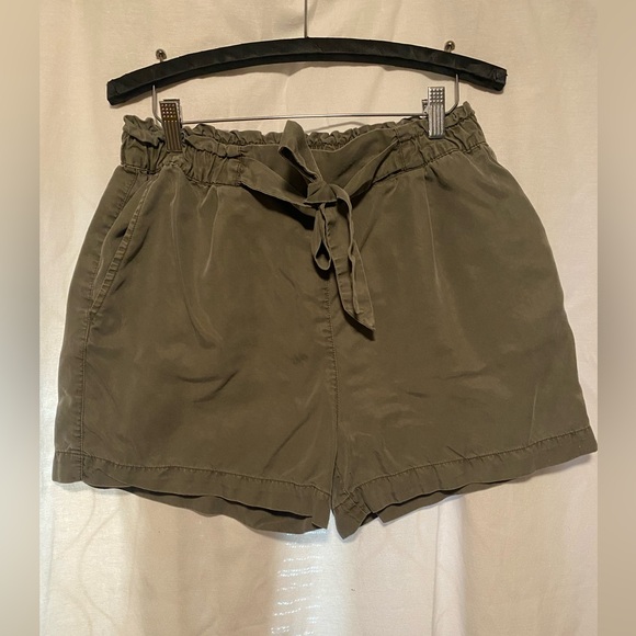 H&M High Waist Olive Shorts - Picture 1 of 7